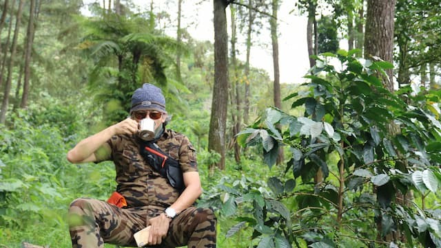 ayah ola sedang menikmati kopi